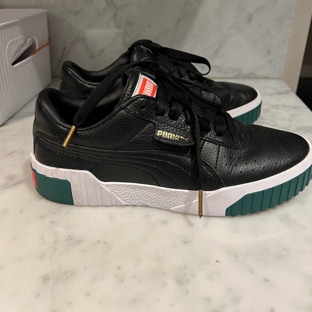 Black Pumas Women size 8